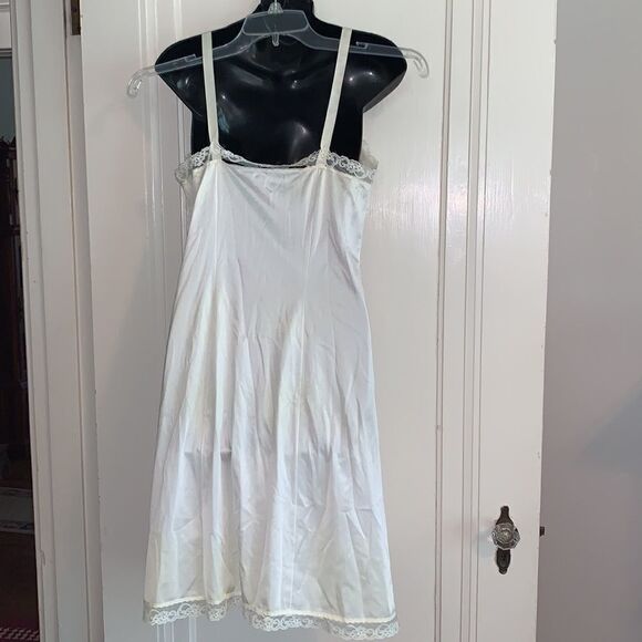 Vtg Vanity Fair creamy white lace front full slip - Picture 6 of 11